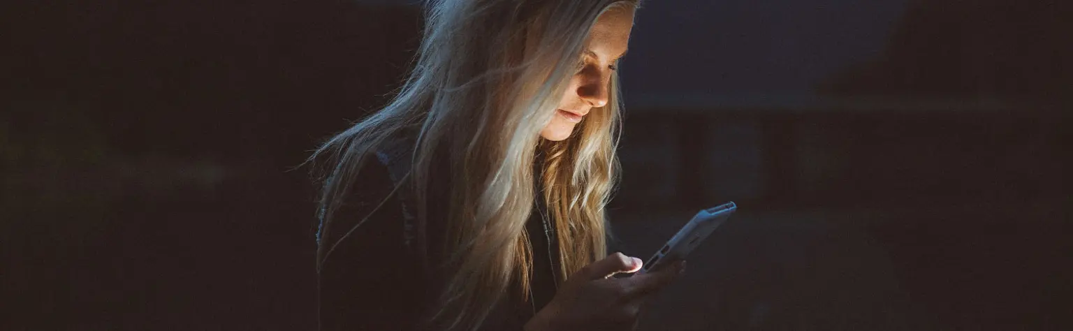 ¡Ayuda! ¡No puedo soltar mi celular!